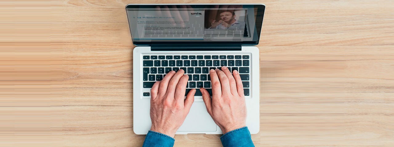 un alumno asiste a una clase en UNIR LATAM