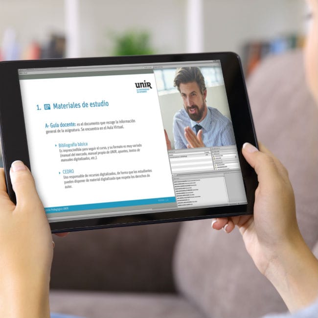 Un alumnos de UNIR asiste a una clase en vivo mientras participa en el chat