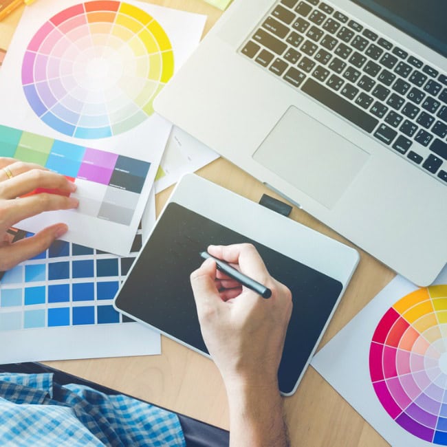 diseñador grafico trabajando