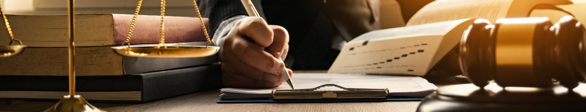 abogado firmando un documento