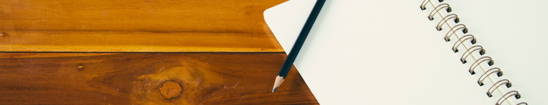 libreta y lapiz sobre madera