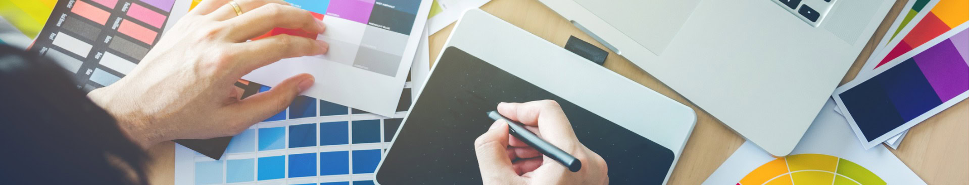 diseñador grafico trabajando