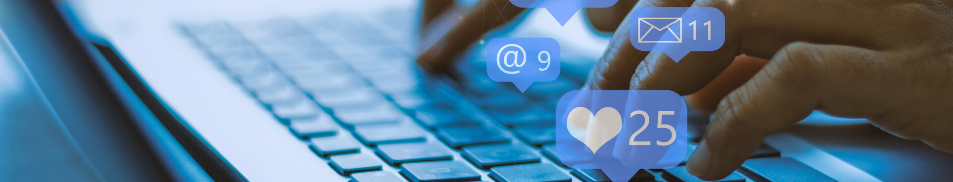 manos en el teclado y símbolos de las redes sociales