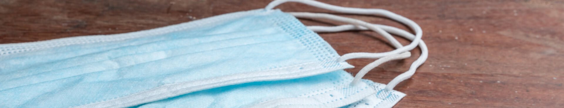 mascarilla sobre mesa