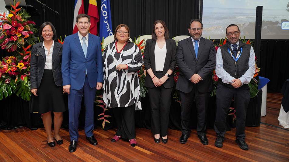 De izquierda a derecha: Dra. Noemí García Sanjuan, Directora de Desarrollo Académico Internacional de la Facultad de Educación de UNIR y Profesora del Máster Universitario en Prevención y Mediación de Conflictos en Entornos Educativos; D. José Manuel Sánchez Ramírez, Coordinador académico del Máster en Tecnología Educativa y Competencias digitales en UNIR; M.Sc. Georgina Francheska Jara Le Maire, Presidenta Colypro; Dra. Sandra Santiago Ramajo, Doctora en Psicología Clínica y miembro del Grupo de Investigación “Neurociencia aplicada al contexto educativo”; D. Moisés Moya, Director Relaciones Institucionales de UNIR en LATAM; y Dr. Daniel Burgos, vicerrector de Proyectos Internacionales de Investigación de UNIR y Rector de la MIU City University Miami.