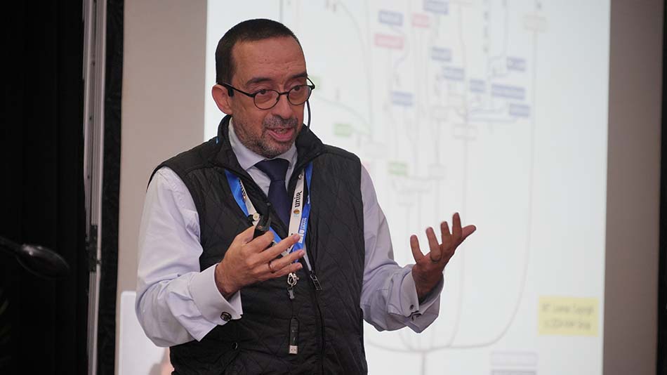 El Dr. Daniel Burgos, durante su intervención.
