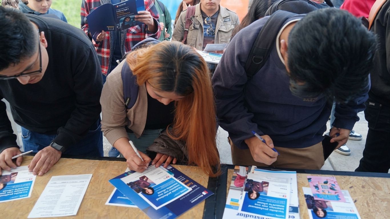 J&oacute;venes asistentes a EDU ESPA&Ntilde;A 2026 completan sus datos durante la jornada informativa.