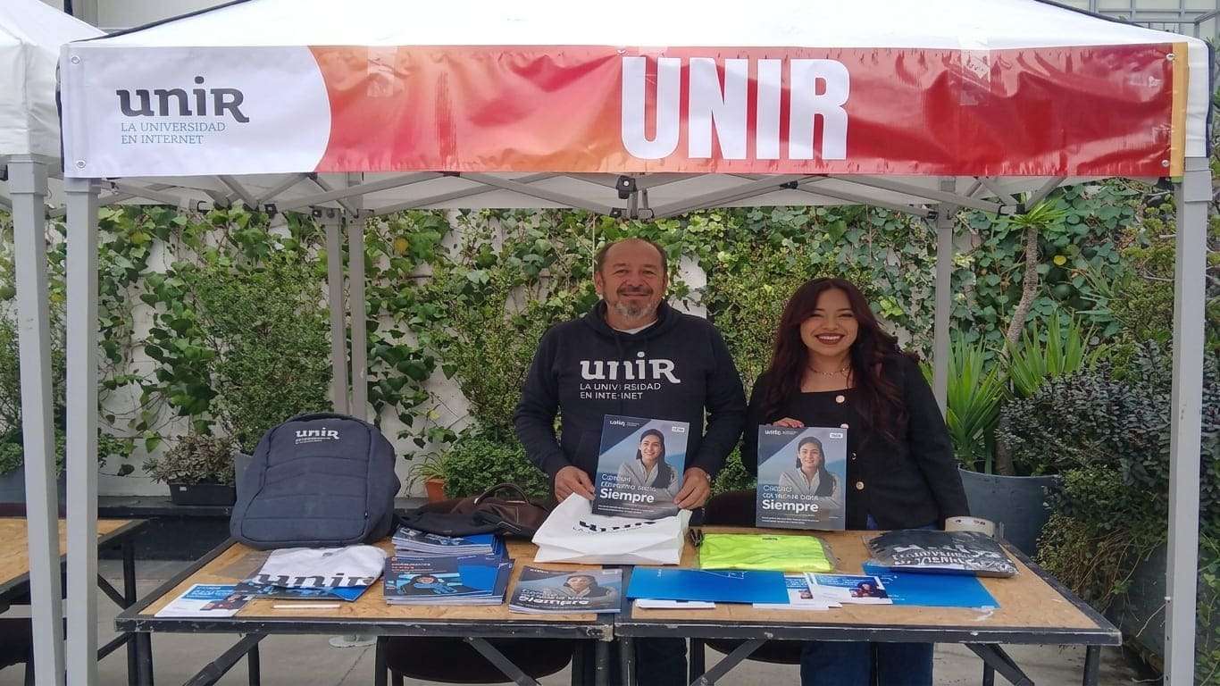 Representantes de UNIR en el stand de la Universidad durante la celebraci&oacute;n de EDU ESPA&Ntilde;A 2026 en La Paz.