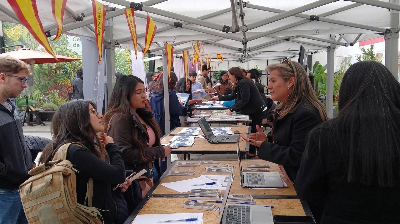 Asistentes conversan con representantes de las universidades participantes en los diferentes stands de EDU ESPA&Ntilde;A 2026.