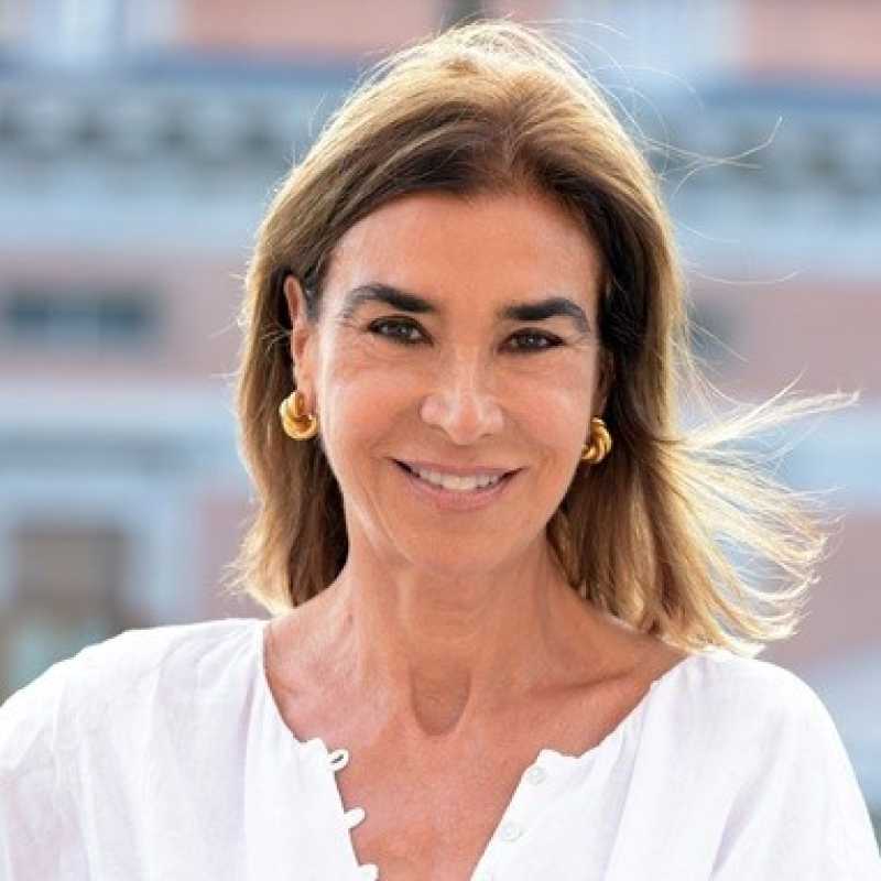 Carmen Posadas Mañe, Experta asociada