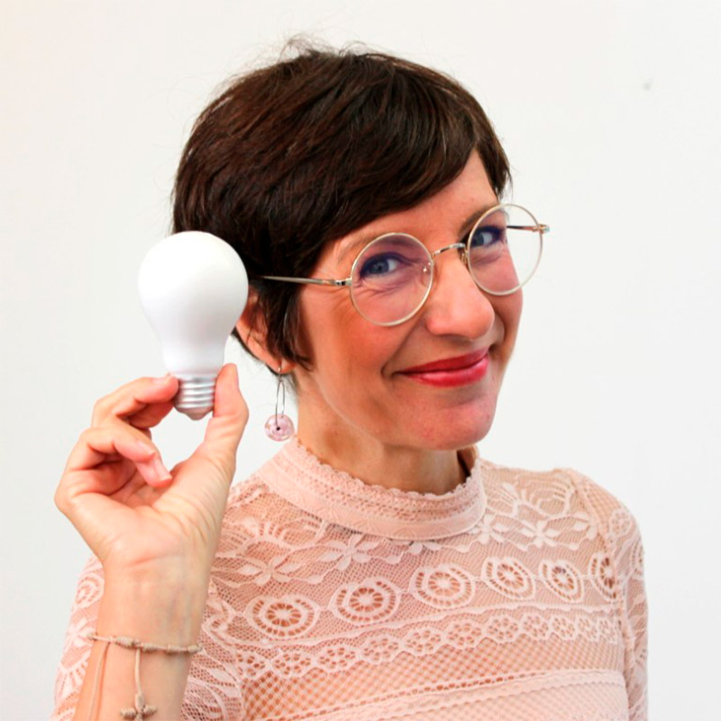 Esther Hierro Mariné, Experta asociada