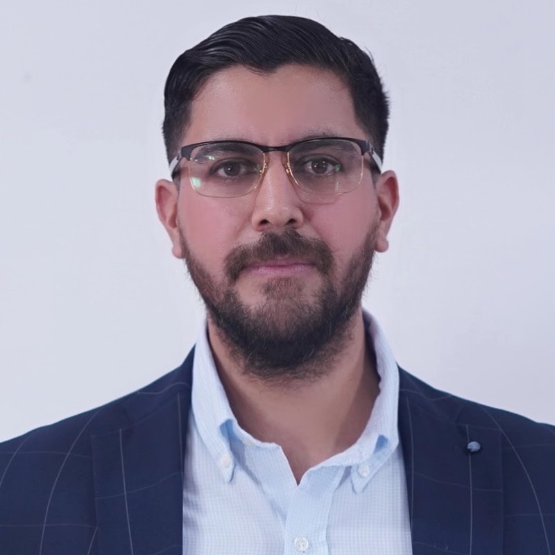 Mauricio Rodrigo Placencio Loayza, Experta asociada