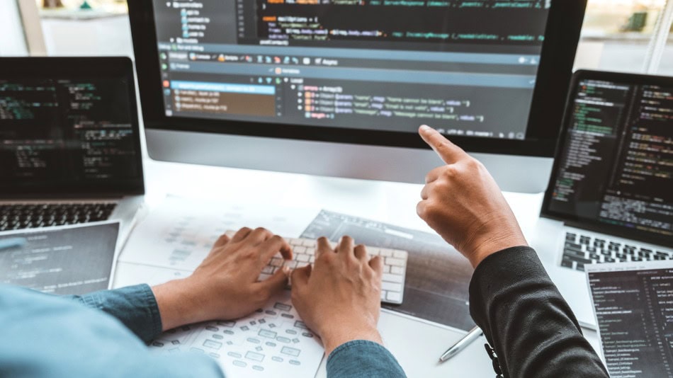 Estudiantes trabajando en un proyecto de ingenier&iacute;a de software