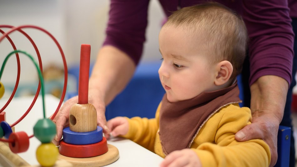 Ni&ntilde;o con un juguete de motricidad