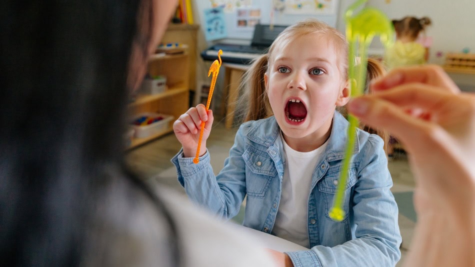 Ni&ntilde;a con trastorno del lenguaje en clase