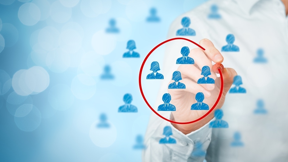 Mano segmentando con un rotulador rojo el p&uacute;blico objetivo