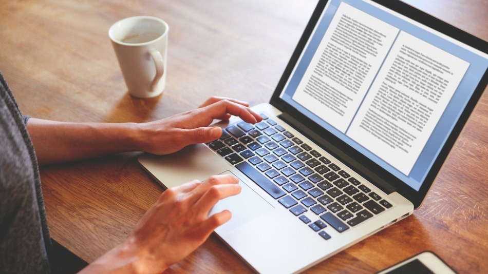 Mujer leyendo en un portátil