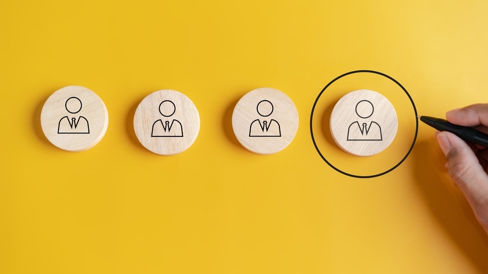 El reclutamiento es una de las funciones de Recursos Humanos, fichas de madera que seleccionan una