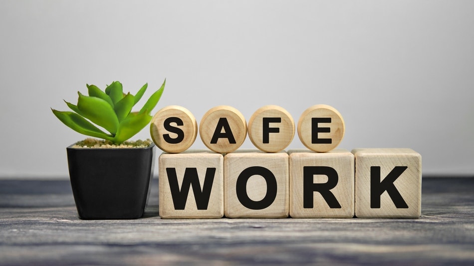 Una funci&oacute;n de Recursos Humanos es la seguridad en el trabajo, cubos de madera con las letras de "safe work"