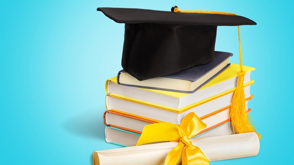 Certificado de estudios birrete, libros y diploma de graduaci&oacute;n