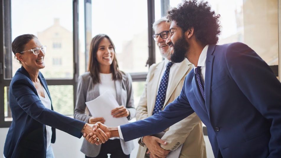 La comunicaci&oacute;n no verbal puede ser un apret&oacute;n de manos